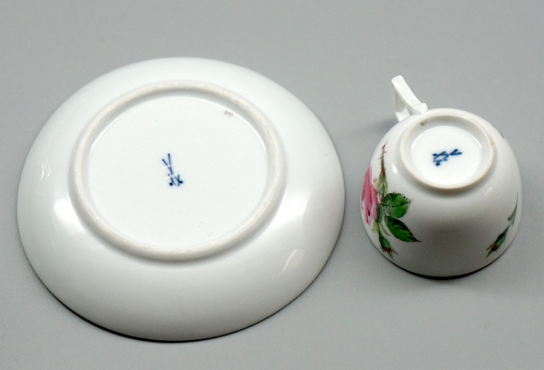 Meissen Moccatasse mit Untertasse Rote Rose, 1 Wahl.