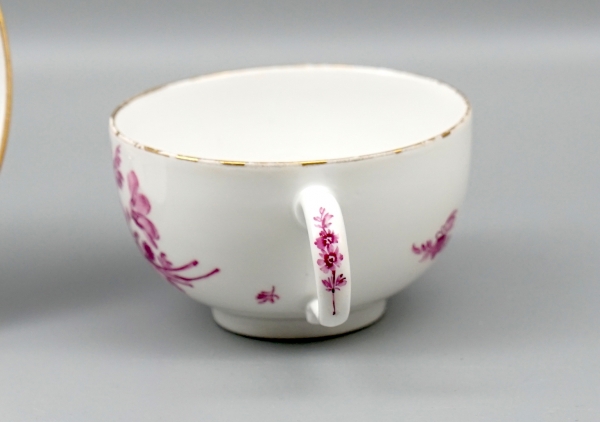 Meissen Teetasse mit Untertasse Marcolini Periode Blumenbukett Purpur.