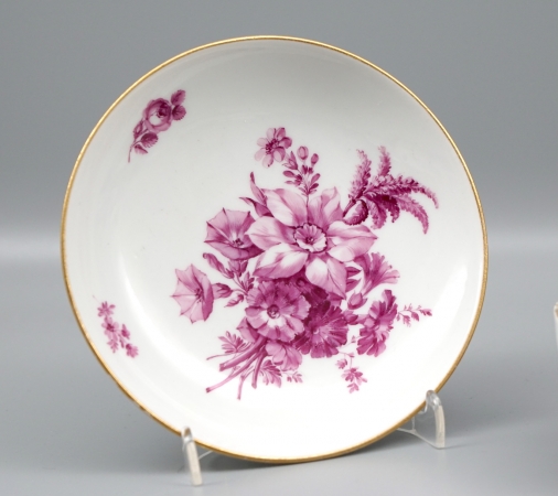 Meissen Teetasse mit Untertasse Marcolini Periode Blumenbukett Purpur.