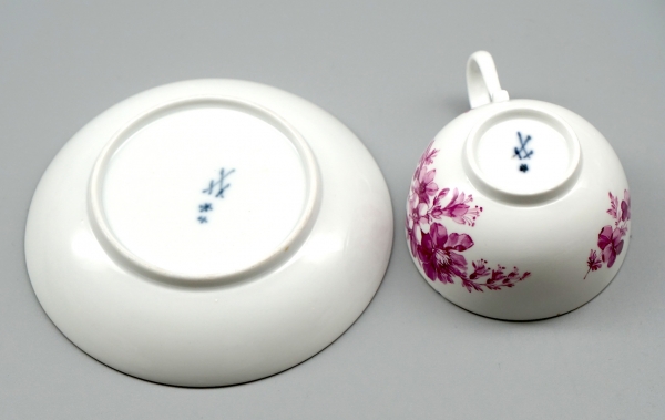 Meissen Teetasse mit Untertasse Marcolini Periode Blumenbukett Purpur.