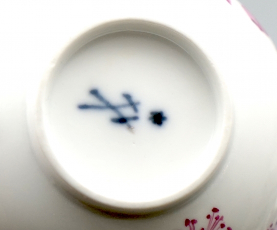 Meissen Teetasse mit Untertasse Marcolini Periode Blumenbukett Purpur.