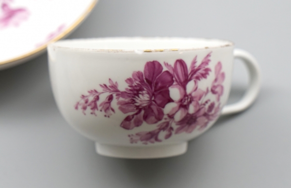 Meissen Teetasse mit Untertasse Marcolini Periode Blumenbukett Purpur.