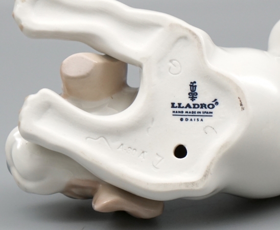 Lladro Porzellan Figur Verspielter Hund.