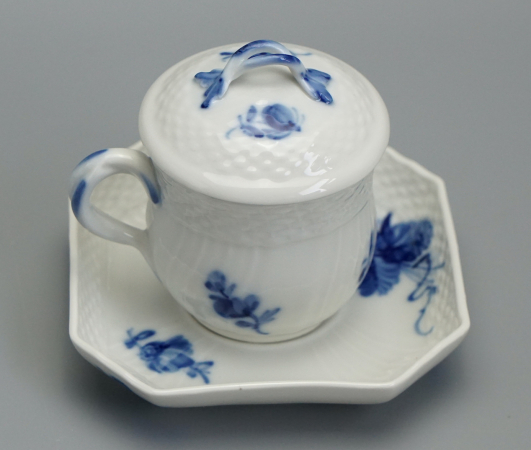 Preview: Royal Copenhagen Blaue Blume Tasse mit Untertasse & Deckel 1542/1594/1674.