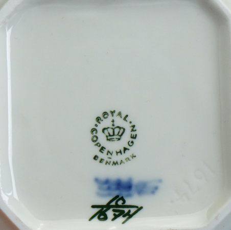 Preview: Royal Copenhagen Blaue Blume Tasse mit Untertasse & Deckel 1542/1594/1674.