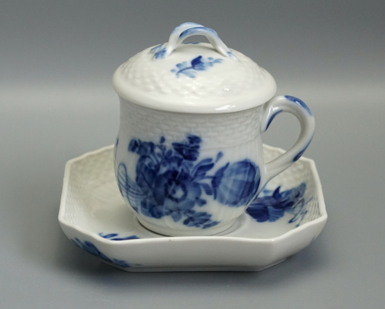 Royal Copenhagen Blaue Blume Tasse mit Untertasse & Deckel 1542/1594/1674.