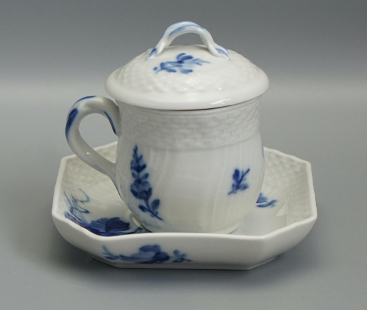Royal Copenhagen Blaue Blume Tasse mit Untertasse & Deckel 1542/1594/1674.