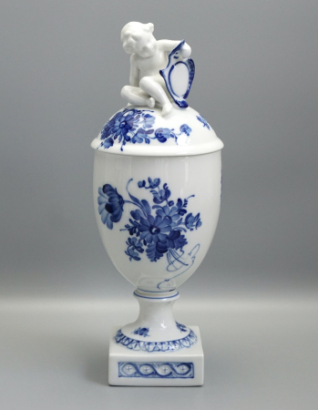 Royal Copenhagen Deckelvase Blaue Blume mit Putti.