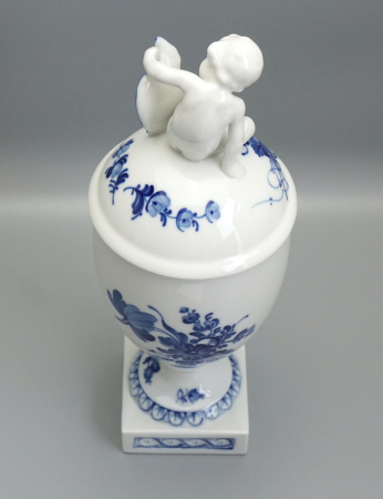 Royal Copenhagen Deckelvase Blaue Blume mit Putti.