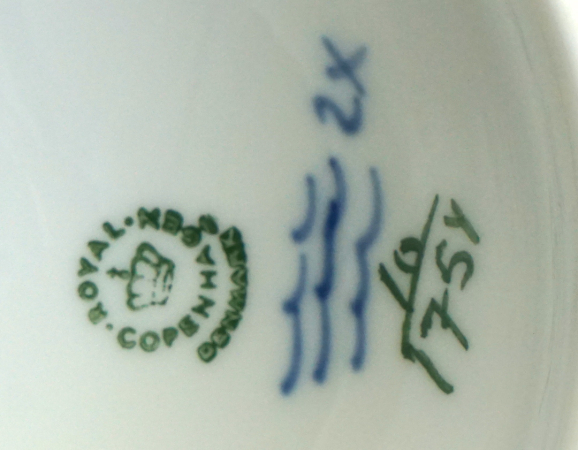Royal Copenhagen Deckelvase Blaue Blume mit Putti.