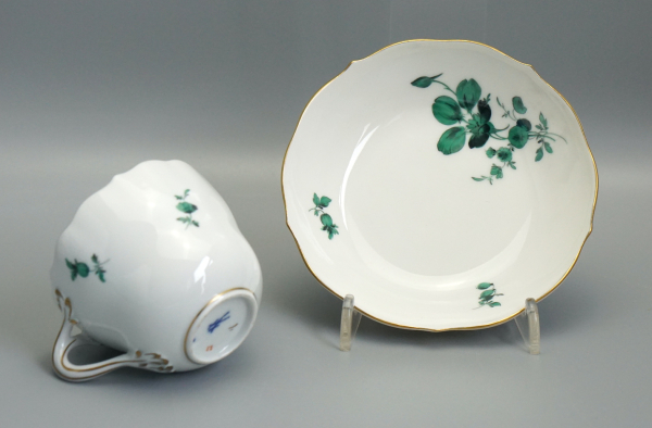 Meissen Moccatasse mit Untertasse Blume Kupfergrün.