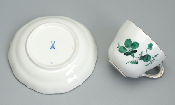 Meissen Moccatasse mit Untertasse Blume Kupfergrün.
