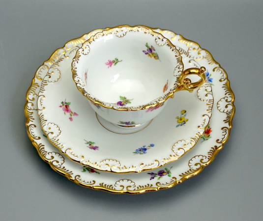 Preview: Meissen Prunk Tee/Kaffeegedeck Streublume Muschelrand. 1 Wahl.