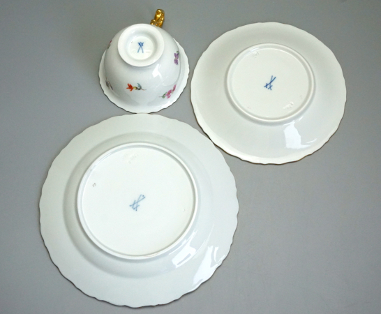 Meissen Prunk Tee/Kaffeegedeck Streublume Muschelrand. 1 Wahl.