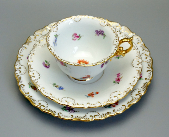 Preview: Meissen Prunk Tee/Kaffeegedeck Streublume Muschelrand. 1 Wahl.