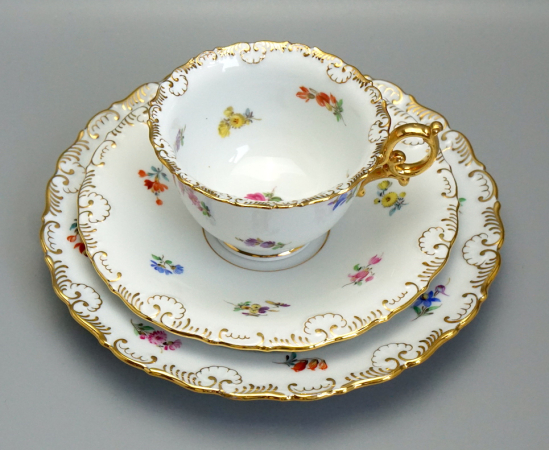 Preview: Meissen Prunk Tee/Kaffeegedeck Streublume Muschelrand. 1 Wahl.