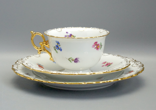 Preview: Meissen Prunk Tee/Kaffeegedeck Streublume Muschelrand. 1 Wahl.