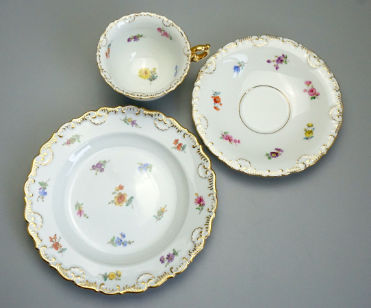 Preview: Meissen Prunk Tee/Kaffeegedeck Streublume Muschelrand. 1 Wahl.