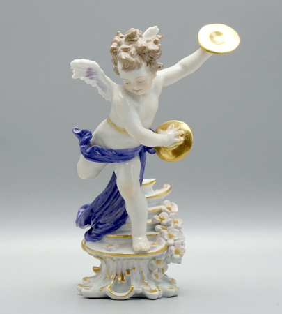 Musizierende Amorette Meissen "Amor mit Becken" um 1900.