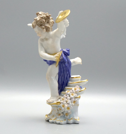 Musizierende Amorette Meissen "Amor mit Becken" um 1900.