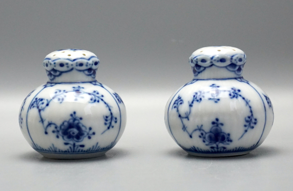 Royal Copenhagen Salz und Pfefferstreuer Musselmalet Halbspitze. Nr. 711/712.