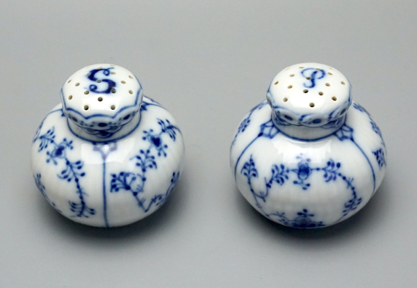 Preview: Royal Copenhagen Salz und Pfefferstreuer Musselmalet Halbspitze. Nr. 711/712.