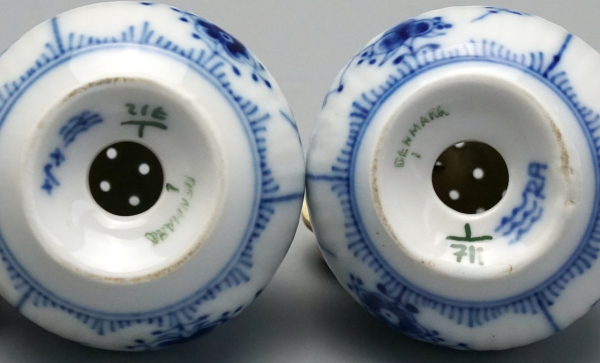 Royal Copenhagen Salz und Pfefferstreuer Musselmalet Halbspitze. Nr. 711/712.