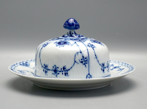 Royal Copenhagen Musselmalet Halbspitze Butterdose. Nr. 502.