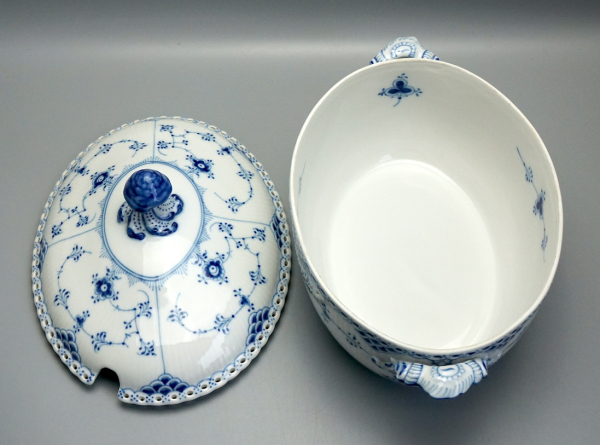 Preview: Royal Copenhagen Terrine mit Deckel Musselmalet Vollspitze Nr. 1109.