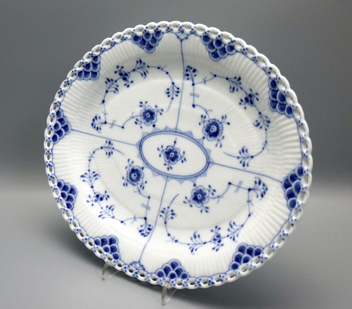 Preview: Royal Copenhagen Platte Musselmalet Vollspitze  Nr. 1056.