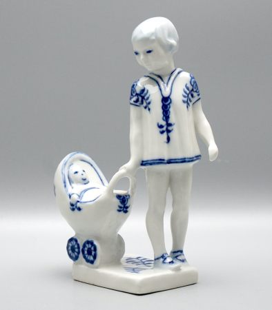 Royal Copenhagen 5194 Mädchen mit Puppenwagen "Hanne Varming ", Musselmalet