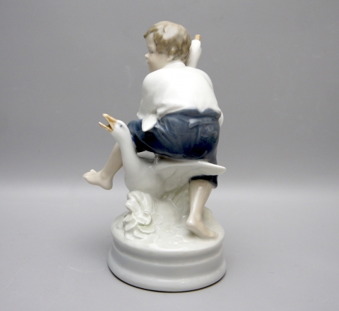 Royal Copenhagen Figur "Gänsedieb -Junge mit 2 Gänsen" 2139, 1.Wahl.