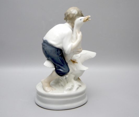 Royal Copenhagen Figur "Gänsedieb -Junge mit 2 Gänsen" 2139, 1.Wahl.