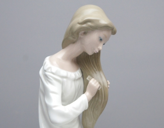Lladro Nao Figur Mädchen Haar kämmend, 1 Wahl