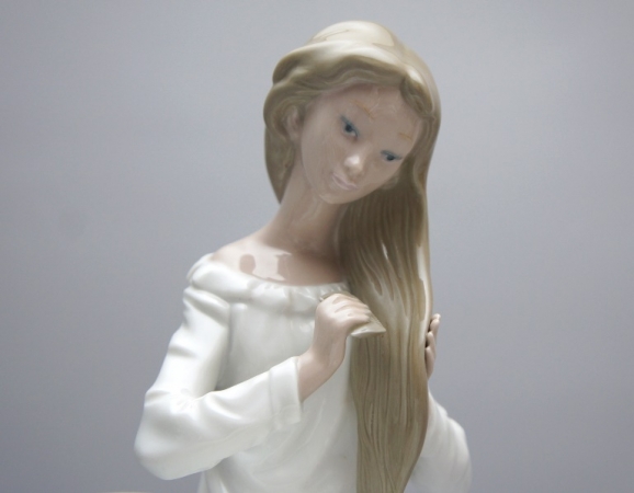 Lladro Nao Figur Mädchen Haar kämmend, 1 Wahl