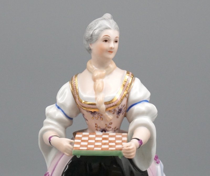 Augarten Wien Porzellan Figur "Kellnerin mit Schach"