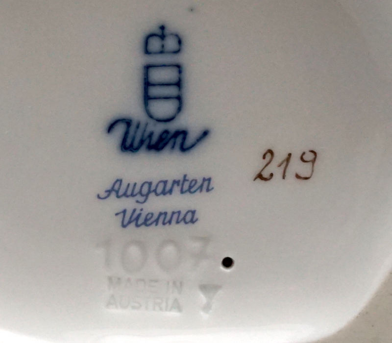 Augarten Wien Porzellan Figur "Kellnerin mit Schach"