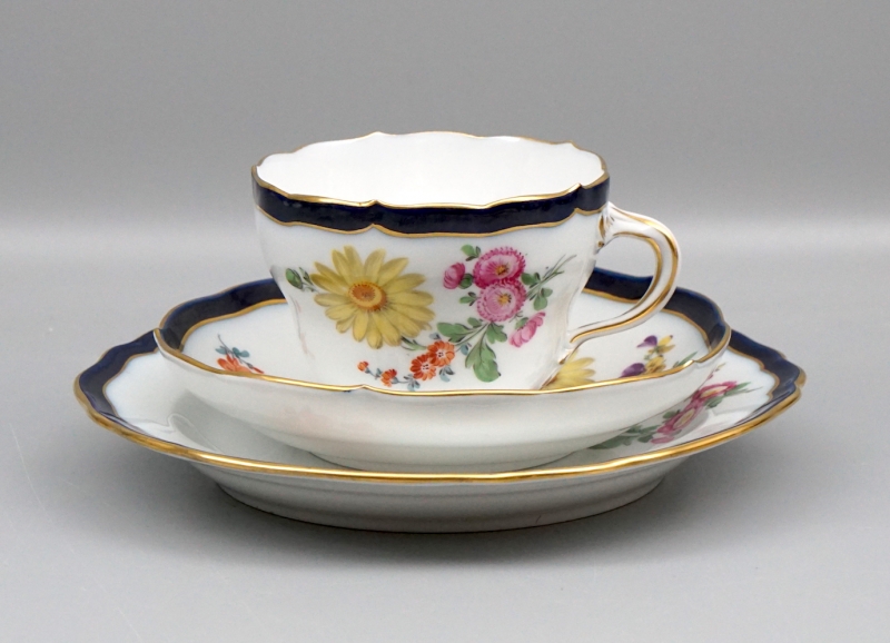 Meissen Kaffeegedeck Blume 3 mit Kobaltrand 1 Wahl.