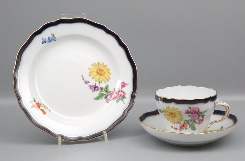 Meissen Kaffeegedeck Blume 3 mit Kobaltrand 1 Wahl.