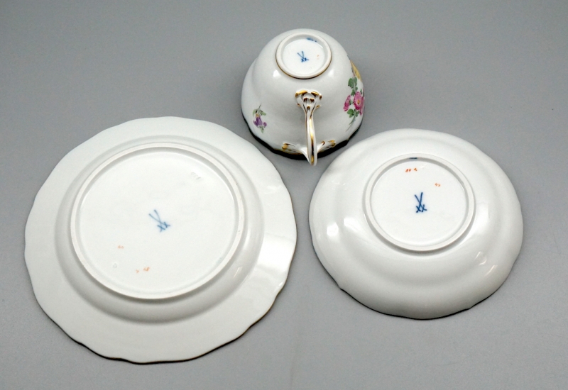 Meissen Kaffeegedeck Blume 3 mit Kobaltrand 1 Wahl.