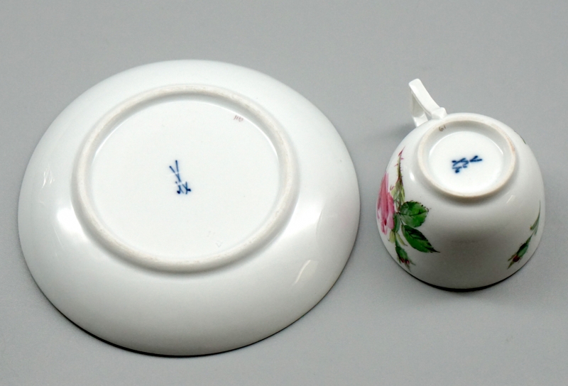 Meissen Moccatasse mit Untertasse Rote Rose, 1 Wahl.
