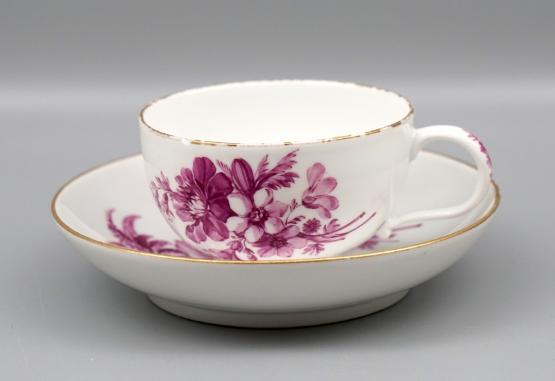 Meissen Teetasse mit Untertasse Marcolini Periode Blumenbukett Purpur.