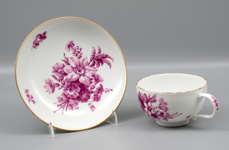 Meissen Teetasse mit Untertasse Marcolini Periode Blumenbukett Purpur.