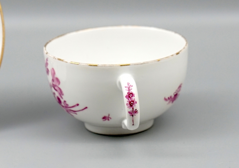 Meissen Teetasse mit Untertasse Marcolini Periode Blumenbukett Purpur.