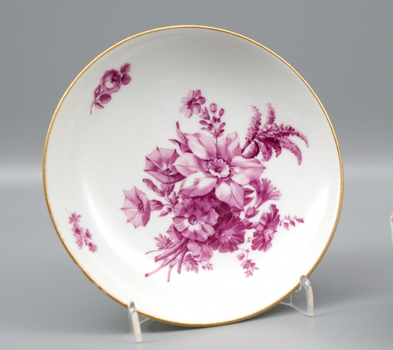 Meissen Teetasse mit Untertasse Marcolini Periode Blumenbukett Purpur.