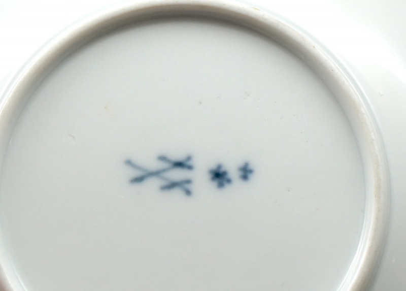 Meissen Teetasse mit Untertasse Marcolini Periode Blumenbukett Purpur.