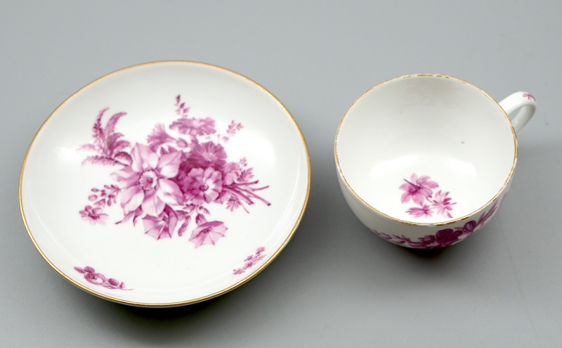 Meissen Teetasse mit Untertasse Marcolini Periode Blumenbukett Purpur.