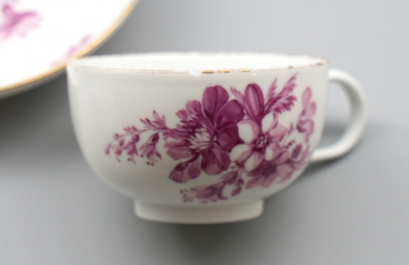 Meissen Teetasse mit Untertasse Marcolini Periode Blumenbukett Purpur.