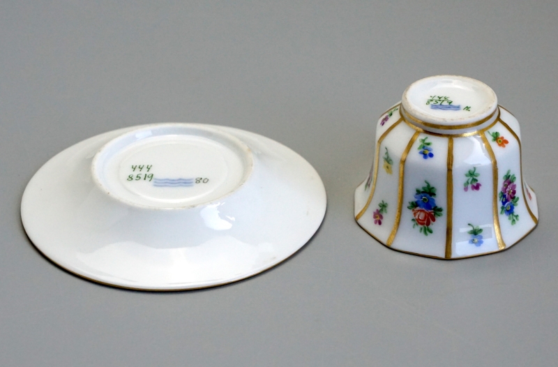 Royal Copenhagen Henriette Mocca Tasse mit Untertasse Streublume 8519.