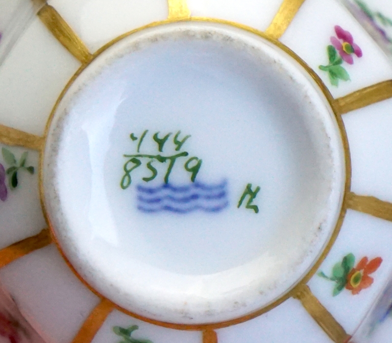 Royal Copenhagen Henriette Mocca Tasse mit Untertasse Streublume 8519.